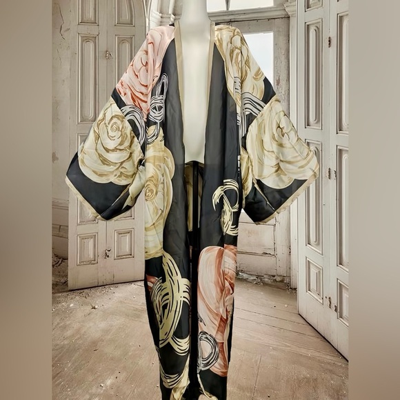 Other - Elegant Floral Kimono Robe - Black and Cream